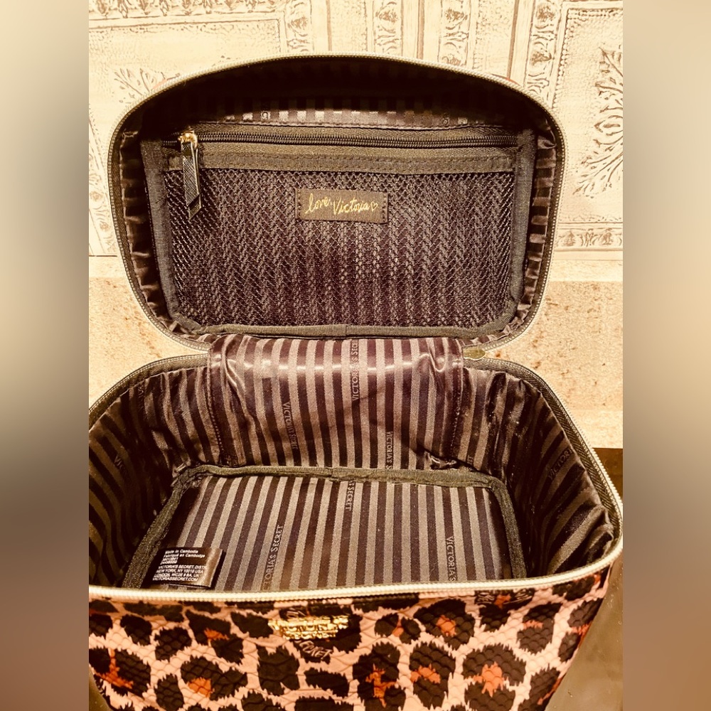 Victoria’s Secret Zippered Cosmetic Case - Picture 6 of 8